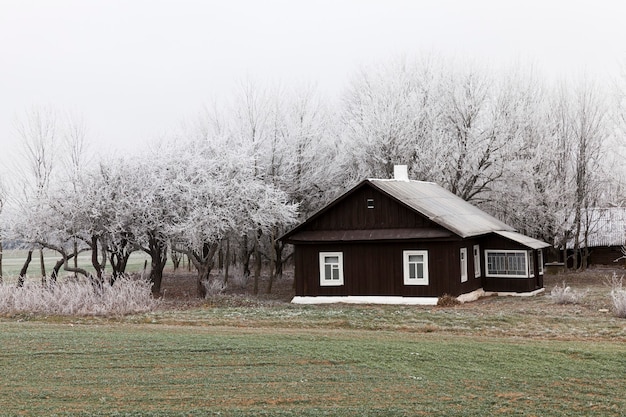 Casa rural no inverno, coberta de neve está localizada em uma fazenda