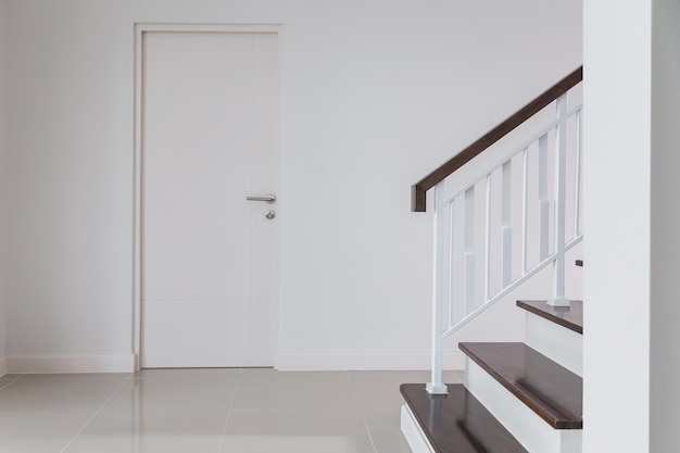 Casa con sala blanca con escalera y luz natural