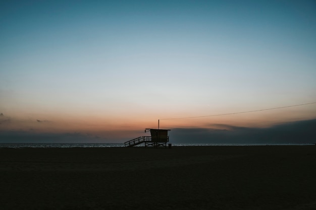 Casa de salvavidas en una playa de Venice en California, EE.