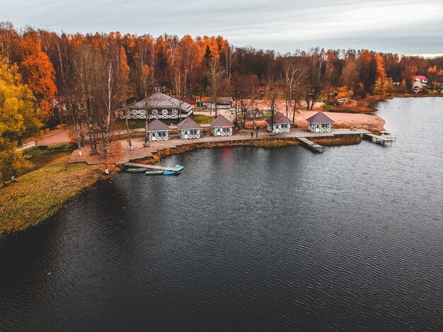 Casa sauna na margem do lago e cais de madeira com barcos de pesca