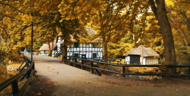 Casa de la serenidad Toma de una antigua granja en otoño