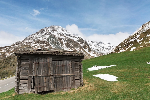 Casa sobre un fondo de montañas Paisaje alpino