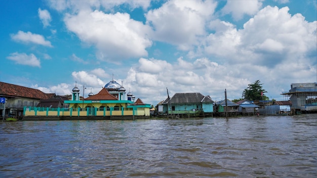 Foto una casa sobre pilotes en el agua