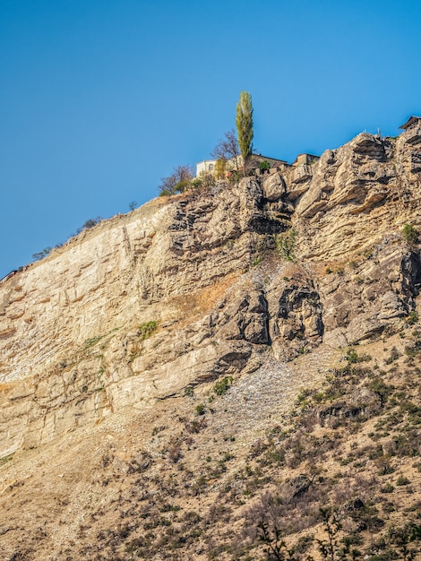 Una casa solitaria en un acantilado. Auténtico pueblo de montaña de Gunib, daguestaní. Rusia. Vista vertical.