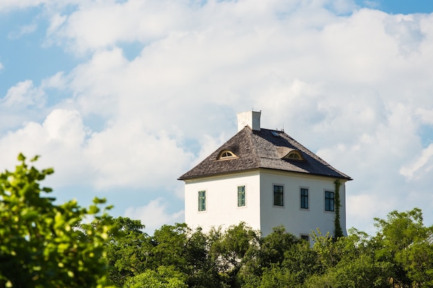 Casa solitária no topo da colina