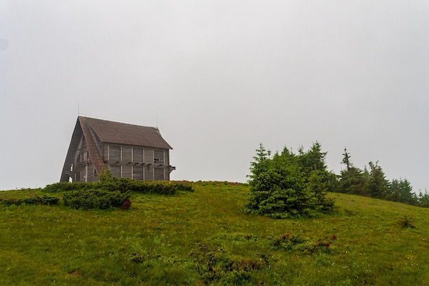 Casa solitária no topo de uma montanha