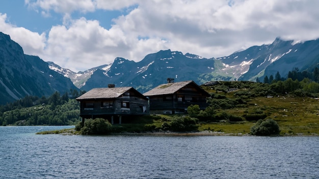 Casa solitaria a orillas de un lago en las montañas