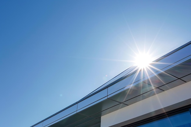 Foto casa sostenible y nueva ecológica con paneles solares en el techo bajo un cielo brillante