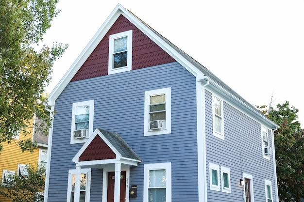 casa suburbana simbolizando o sonho da casa própria em uma era de aumento dos preços das hipotecas e da inflação