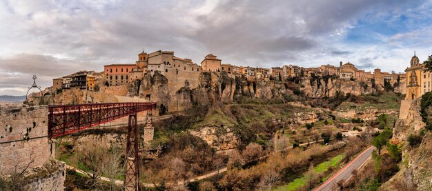 Casa suspensa sem falésia com varandas de madeira em Cuenca, Espanha