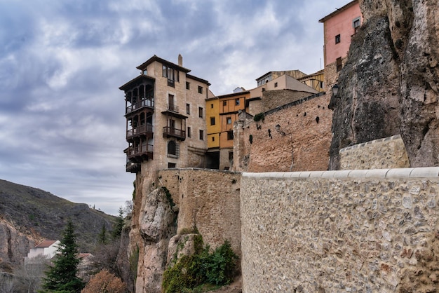 Casa suspensa sem penhasco com varandas de madeira em Cuenca, Espanha