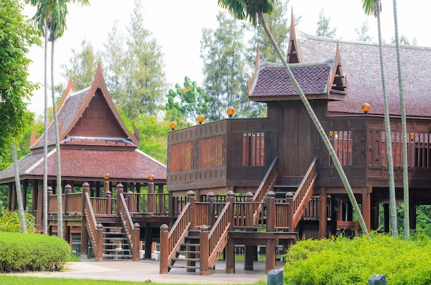 Casa tailandesa en el jardín