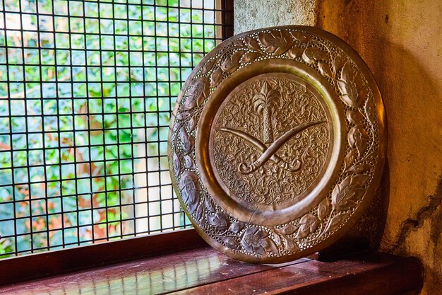 Casa de té japonesa detalle de placa de metal en estante de madera con pantalla de ventana de malla