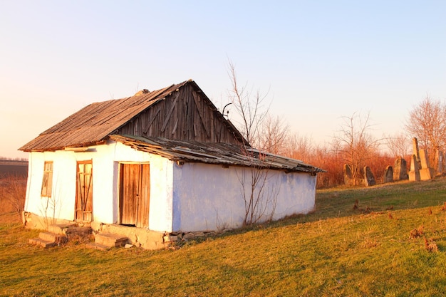 Una casa con un techo de paja