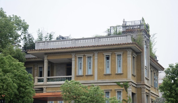 Una casa con techo que tiene techo verde y un balcón con techo verde.