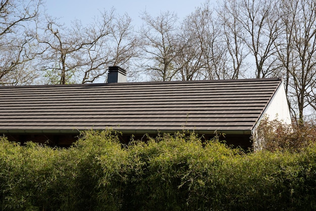 Casa de tejas planas en un día soleado Detalle de la arquitectura