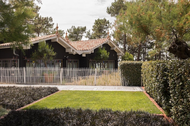 Casa típica de la cuenca de Arcachon en el pueblo de hierba.