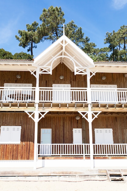 Foto casa típica de la cuenca de arcachon en el pueblo de hierba.