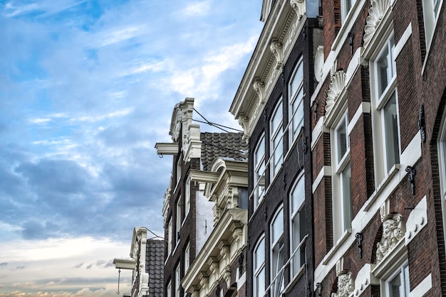 casa típica de Ámsterdam con un gancho en una viga bajo el techo para levantar muebles durante una mudanza.