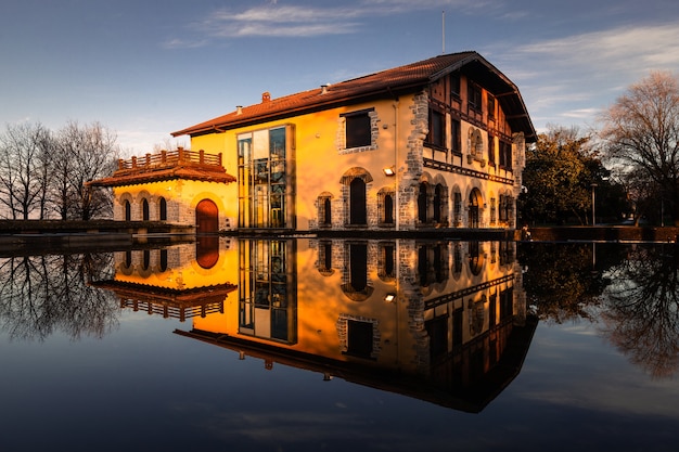 Casa típica vasca a la hora azul en Irun; País Vasco.