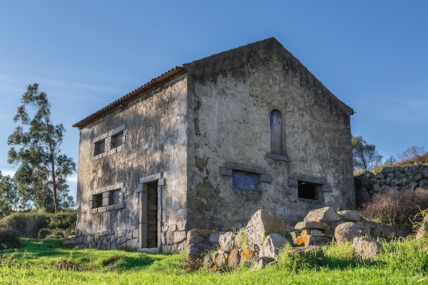 Casa tradicional abandonada antiga. Em Portugal.