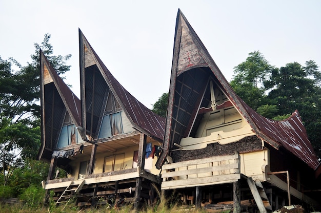 Casa tradicional Batak em Ambarita do hotel resort para indonésios e viajantes estrangeiros visitam o aluguel descansam relaxam no tomok em Samosir em Sumatra Utara ou North Sumatra Indonésia