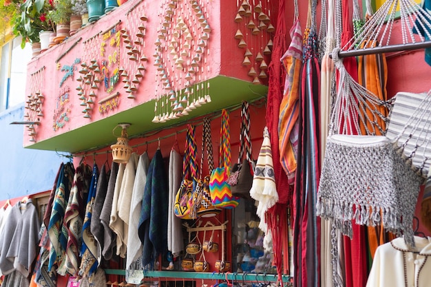 Casa tradicional colorida de Raquira Boyaca na Colômbia América do Sul