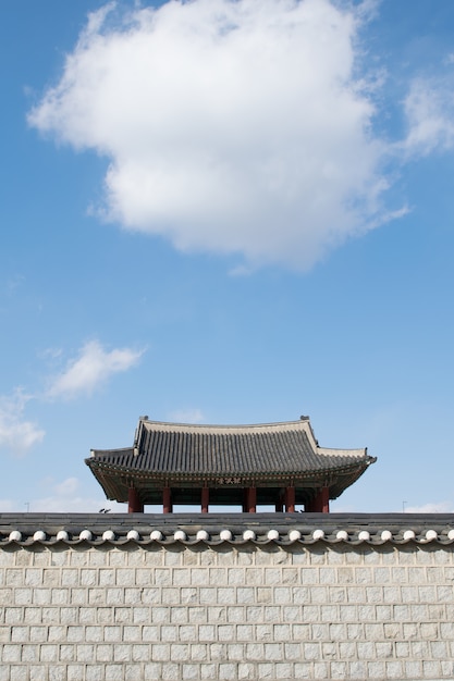 Casa tradicional coreana com nuvens cumulus