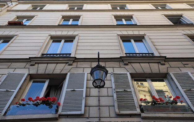 Foto casa tradicional francesa con típicos balcones y ventanas parís