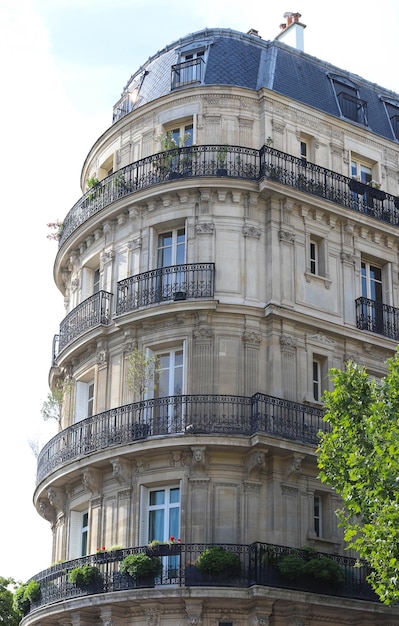 Foto casa tradicional francesa con típicos balcones y ventanas parís