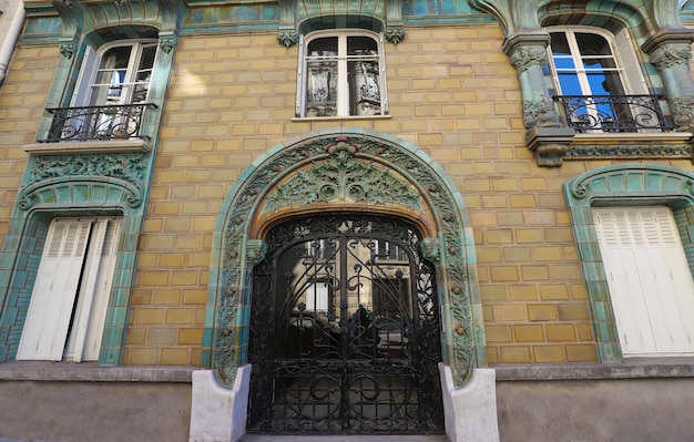 Foto casa tradicional francesa con típicos balcones y ventanas parís