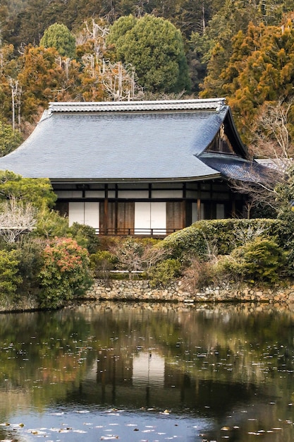 Casa tradicional japonesa de arquitectura de madera rodeada de naturaleza en otoño