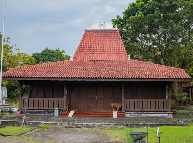 Casa tradicional de Java Central con naturaleza y cielo azul