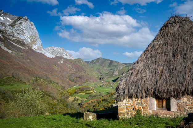 casa tradicional en las montañas