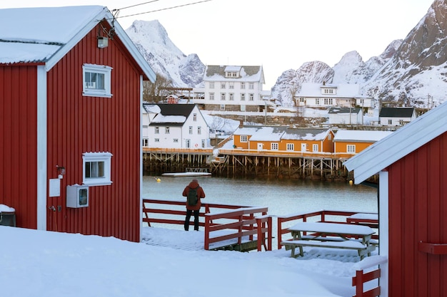 Foto casa tradicional norueguesa de madeira rorbu