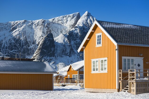 Foto casa tradicional norueguesa de madeira rorbu