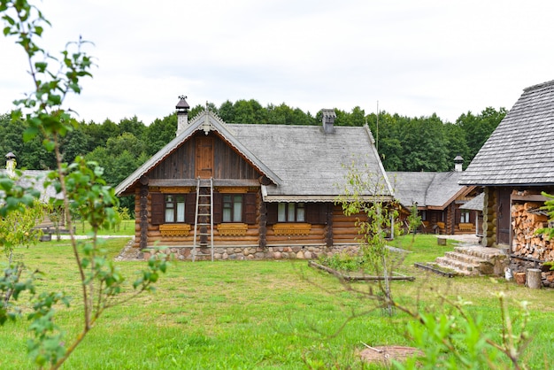 Casa tradicional rusa de madera con jardín