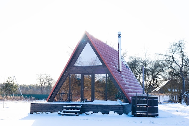 Casa triangular de marco en el pueblo en invierno