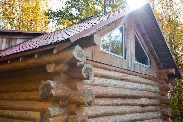 Casa de troncos de madera en el bosque