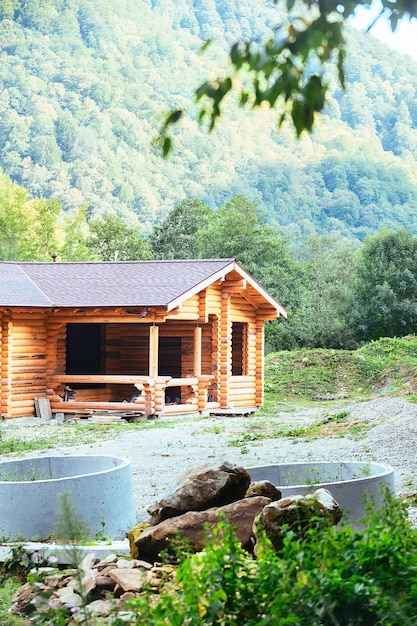 casa de troncos en una zona montañosa ecológica