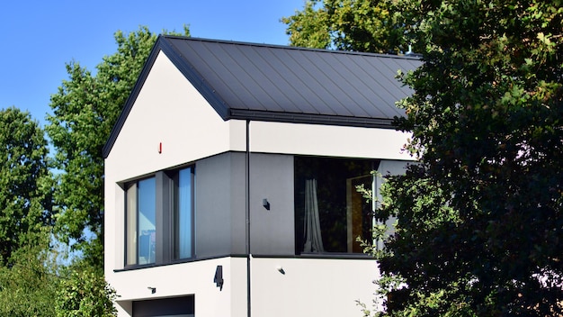 Casa unifamiliar de lujo con fachada moderna Vista durante el día soleado