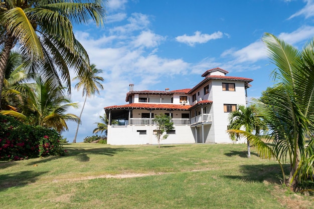 Casa de vacaciones nuevo urbanismo arquitectura moderna en el océano nadie en Cuba vista en un día soleado Varadero