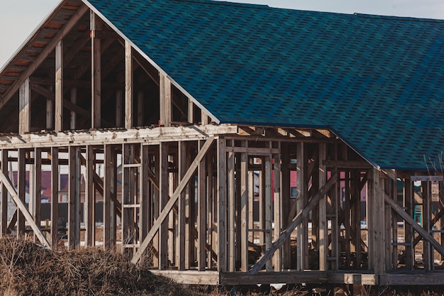 Casa vacía sin terminar abandonada sin ventanas, concepto de construcción abandonada