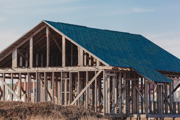 Casa vacía sin terminar abandonada sin ventanas, concepto de construcción abandonada