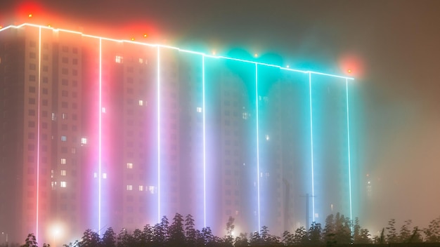 Casa de vecindad con iluminación en tiempo de niebla Luces de neón en la niebla