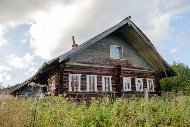 Casa velha abandonada na vila