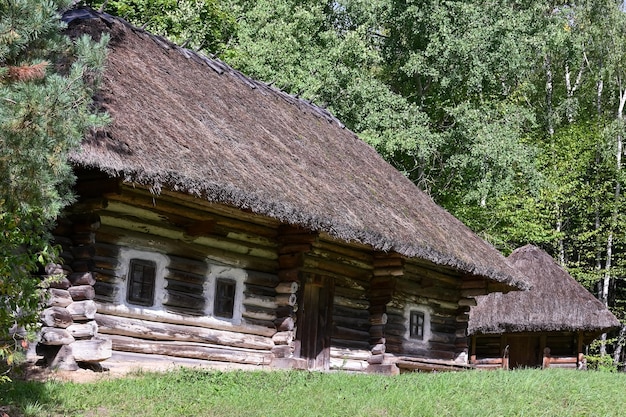 Casa velha do século passado na vila ucraniana