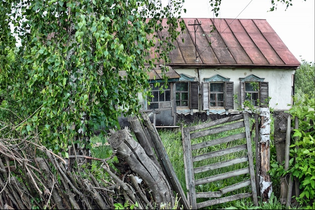 Casa velha e arruinada no campo.