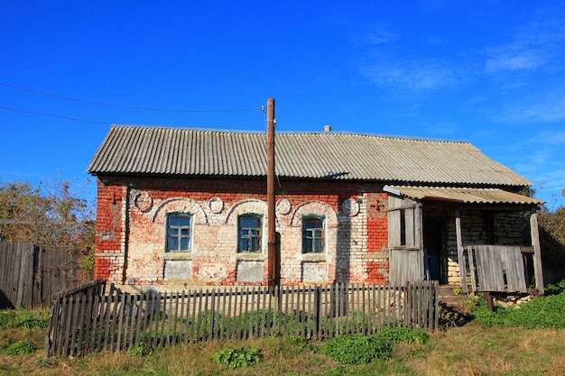 Casa velha e arruinada no campo.