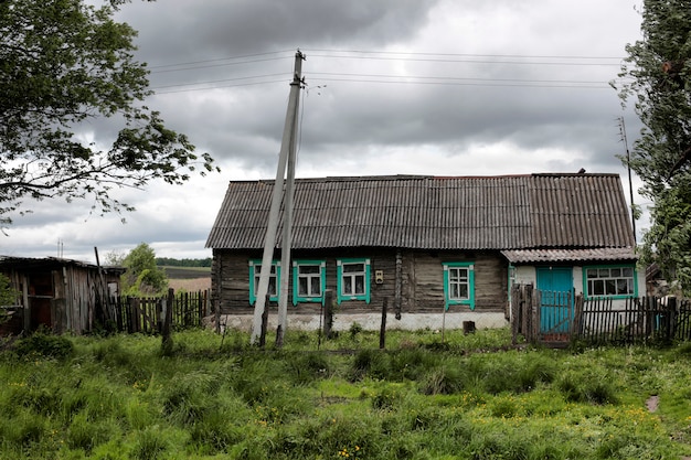 Casa velha e arruinada no campo.